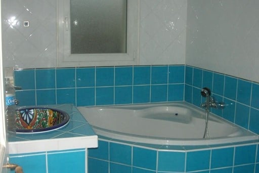 Avant rénovation d'une salle de bain avec carrelage bleu ciel datés